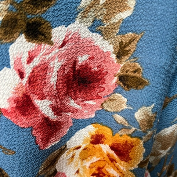 Rue21 Blue Floral Patterned Top. Medium - Picture 5 of 6